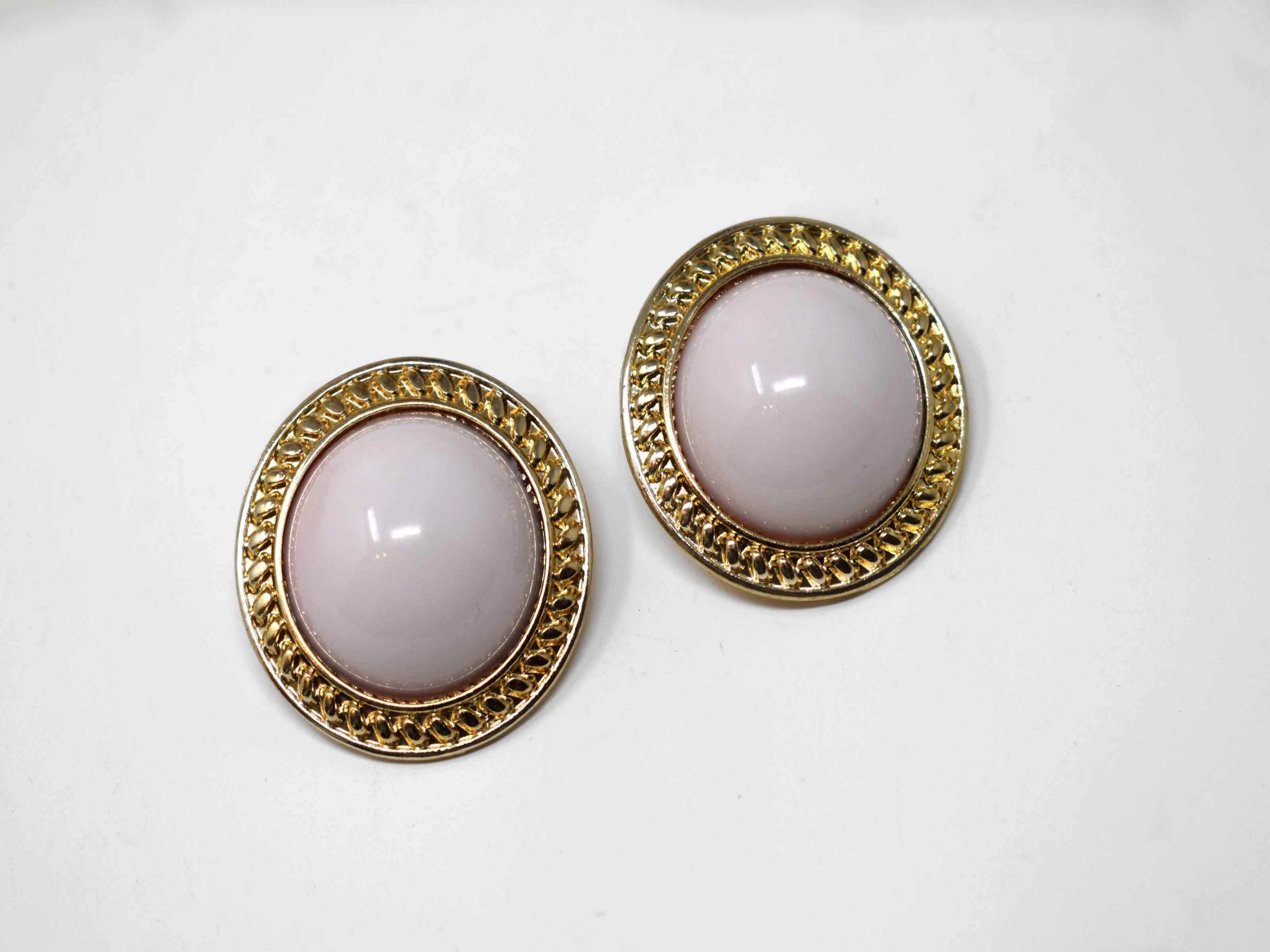 Make a classic statement in our pink Alstro earrings. These oversized knob earrings have a beautiful gold trim and a pushback clasp.