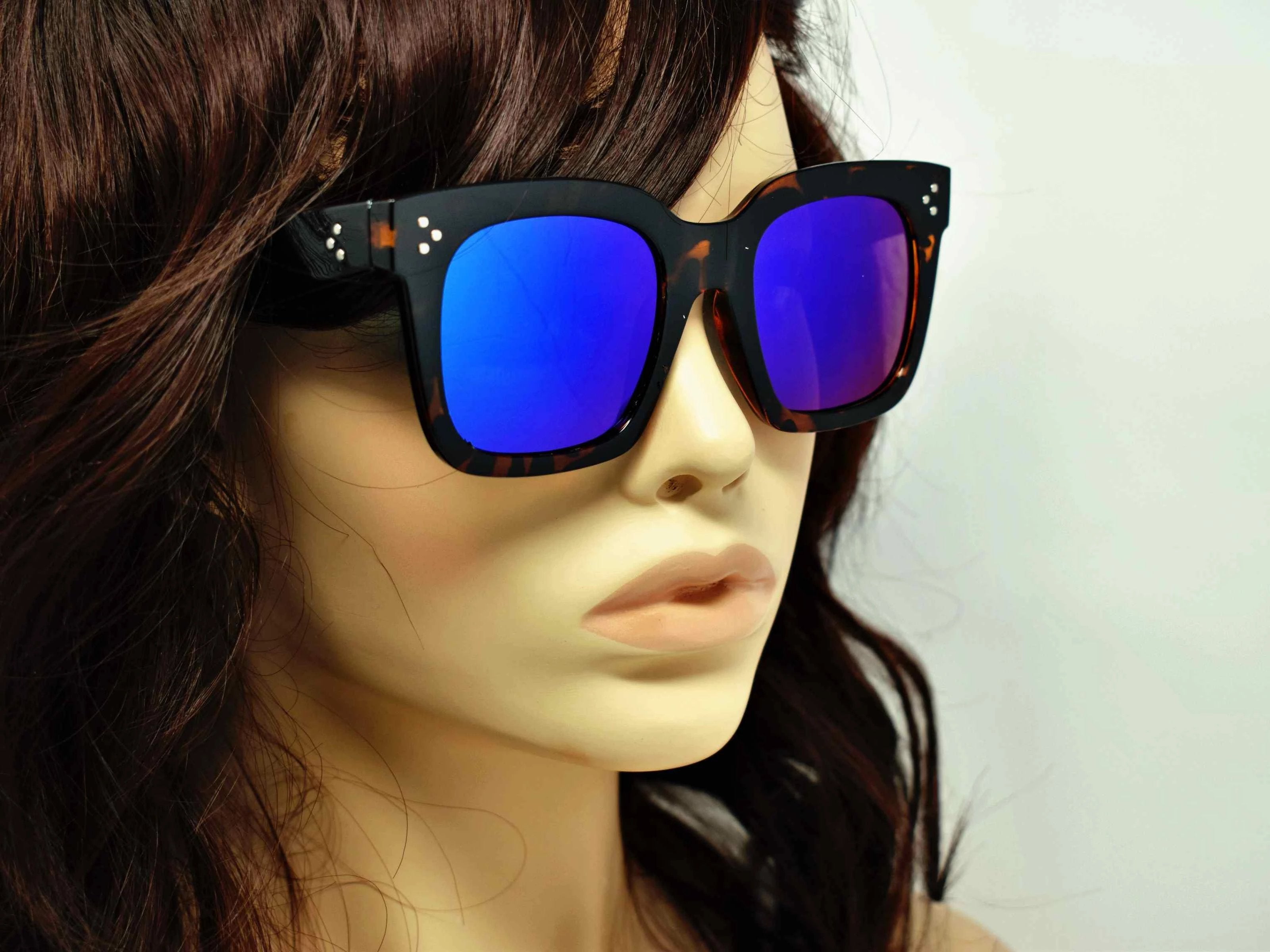 Cool and Classic you can always depend on our Amaranth Leopard framed sunglasses with a blue mirrored lens in a wayfarer shape.