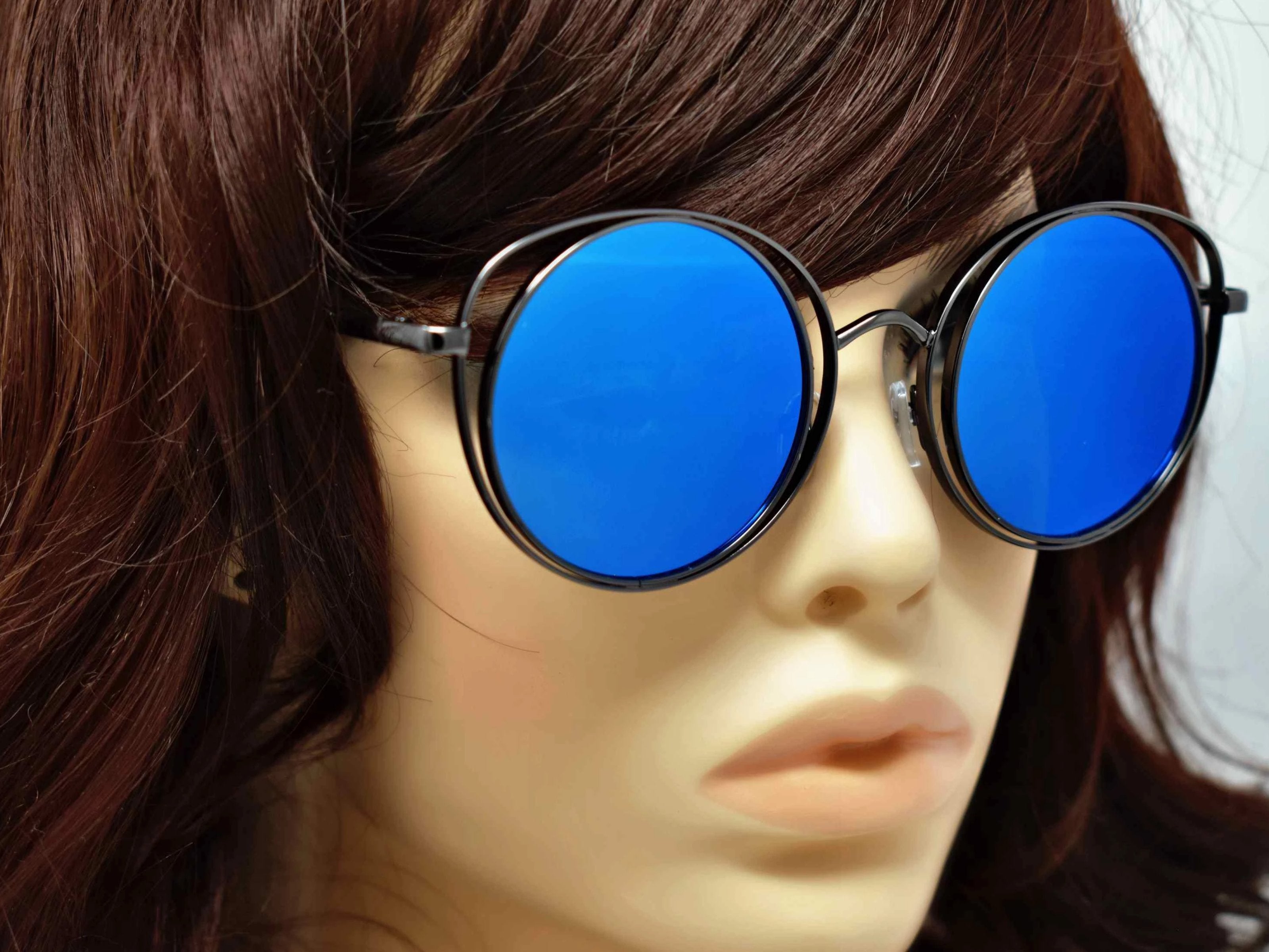 Get ready to have all the attention centered on you with our round shaped Aster Black framed blue mirrored lens sunglasses.