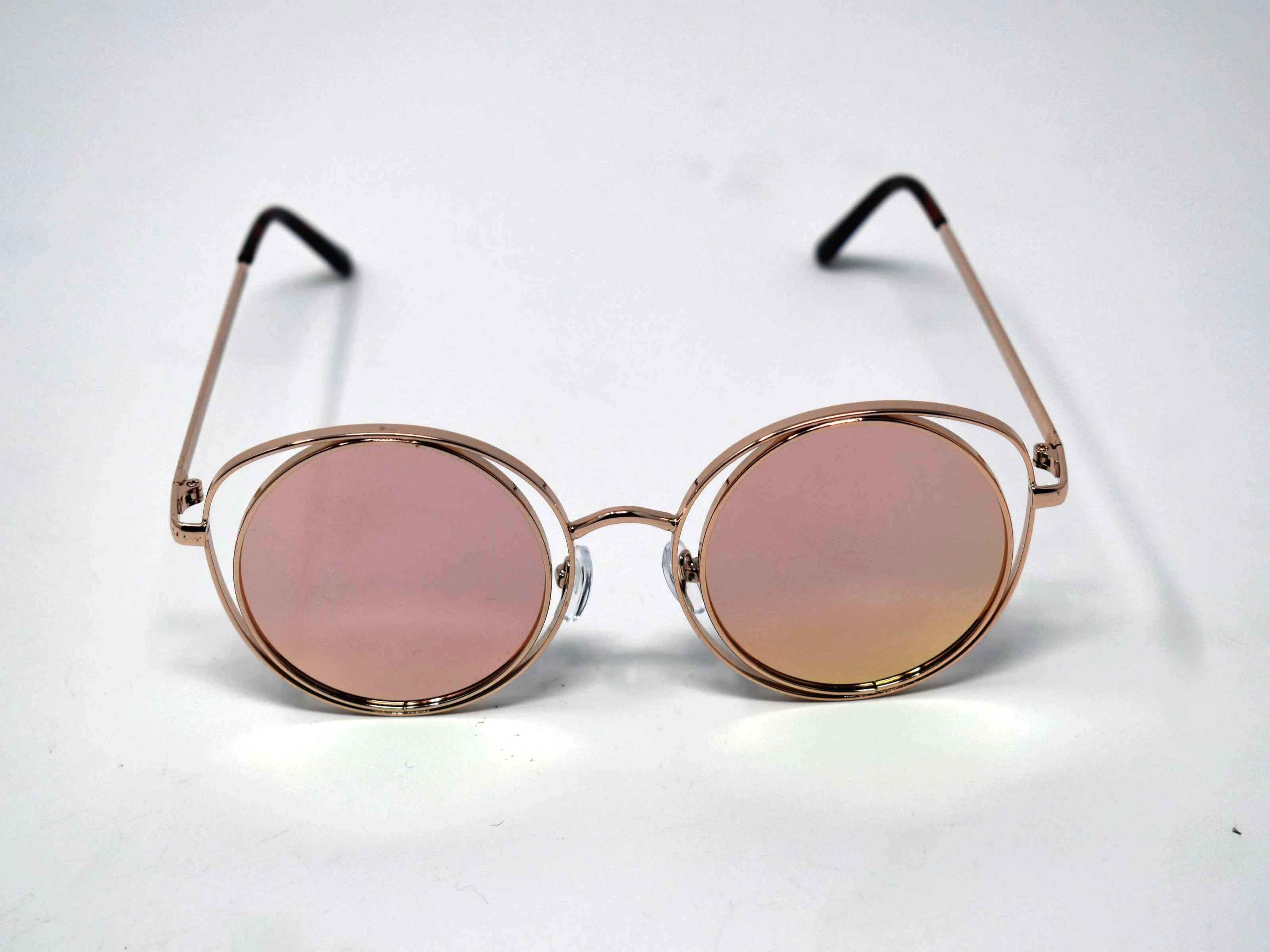 Get ready to have all the attention centered on you with our round shaped Aster Gold framed two toned pink mirrored lens sunglasses.