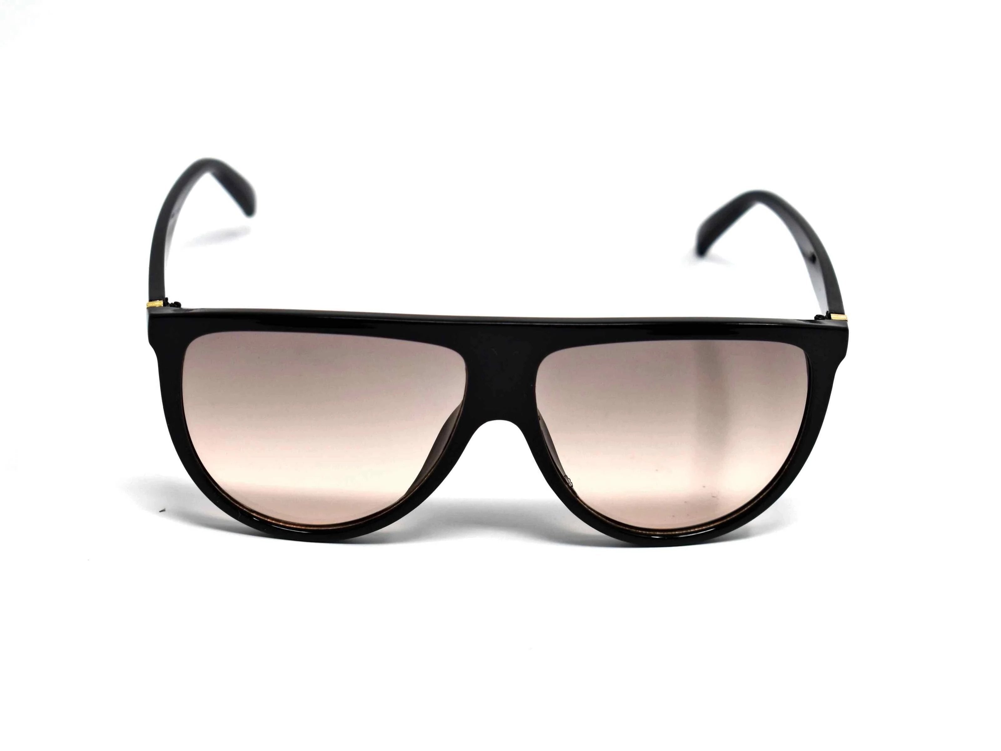 Include our sleek Begonia black wayfarer sunglasses with pink lens into your daily wardrobe.