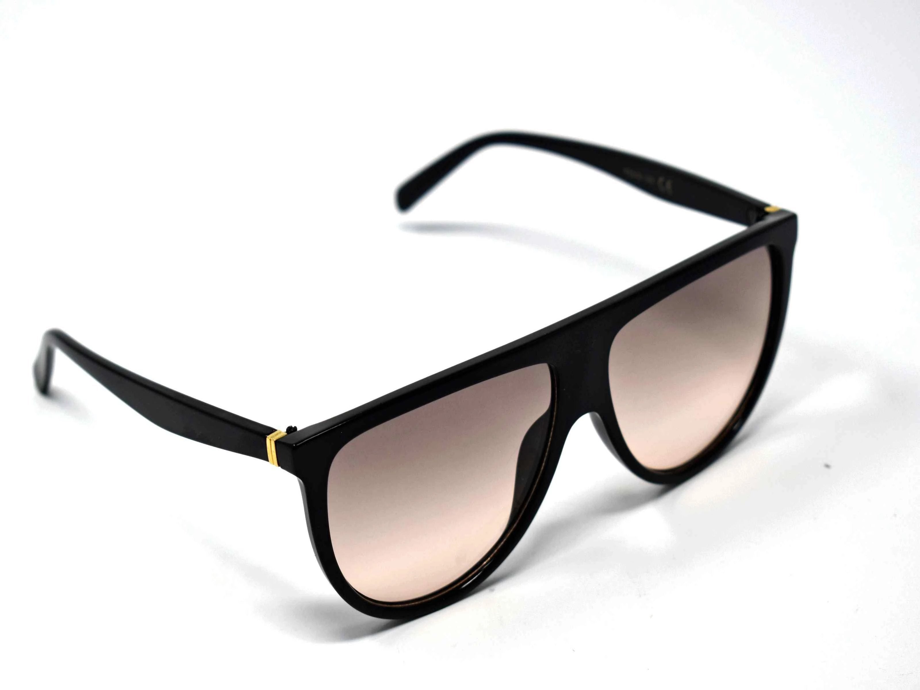 Include our sleek Begonia black wayfarer sunglasses with pink lens into your daily wardrobe.