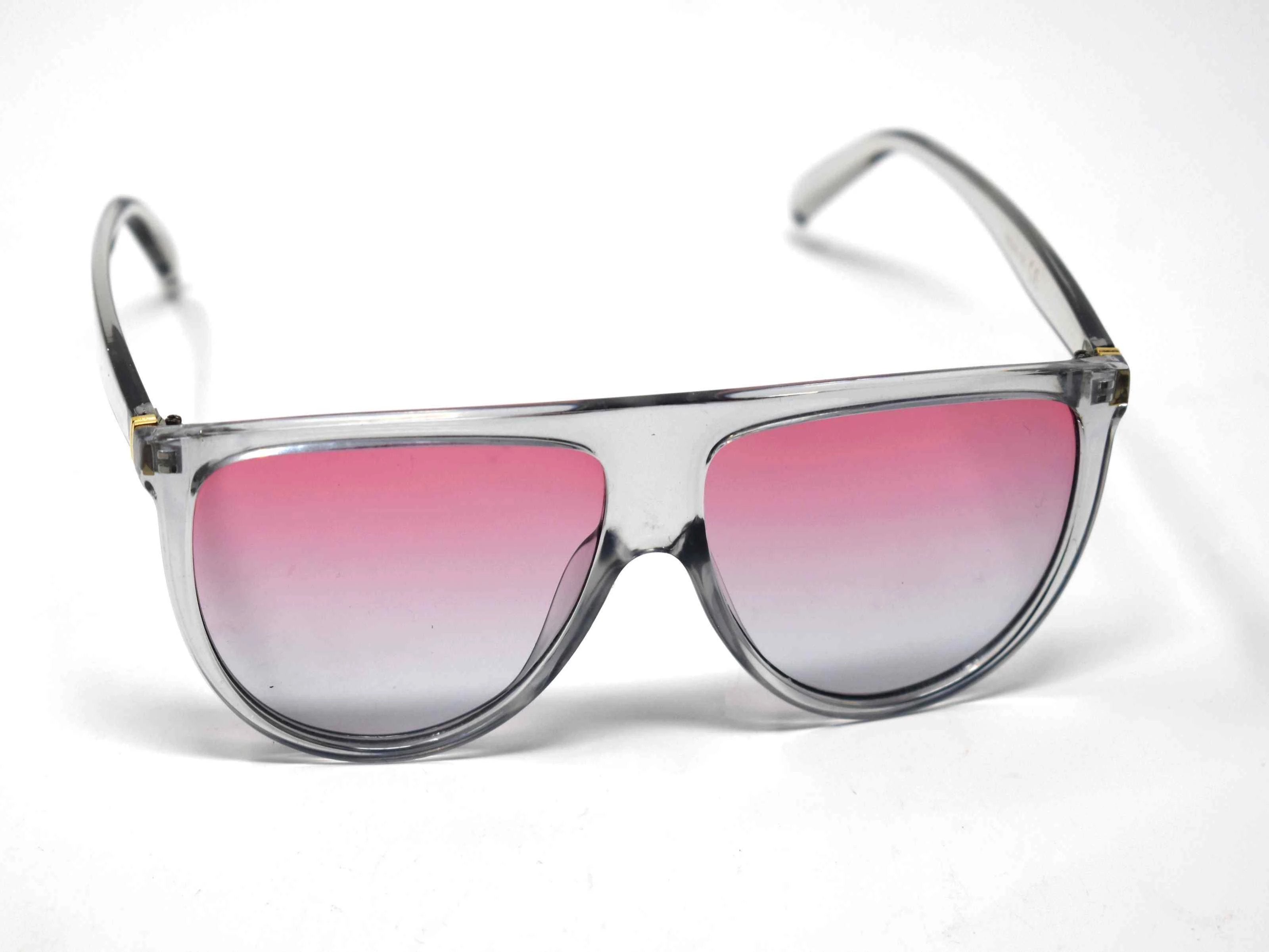 Include our sleek Begonia Grey wayfarer sunglasses with pink grey ombre lens into your daily wardrobe.
