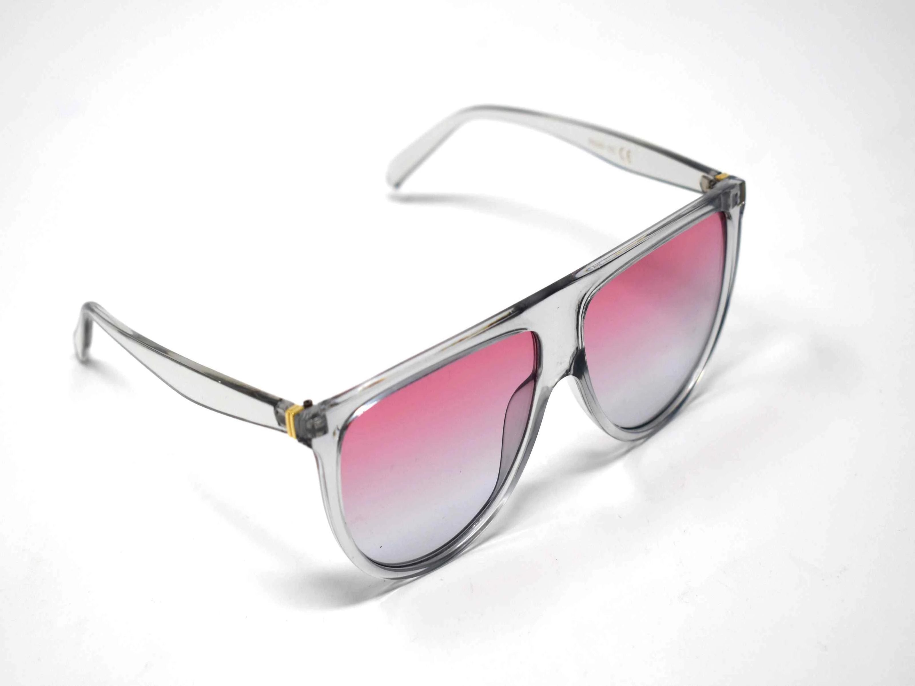 Include our sleek Begonia Grey wayfarer sunglasses with pink grey ombre lens into your daily wardrobe.