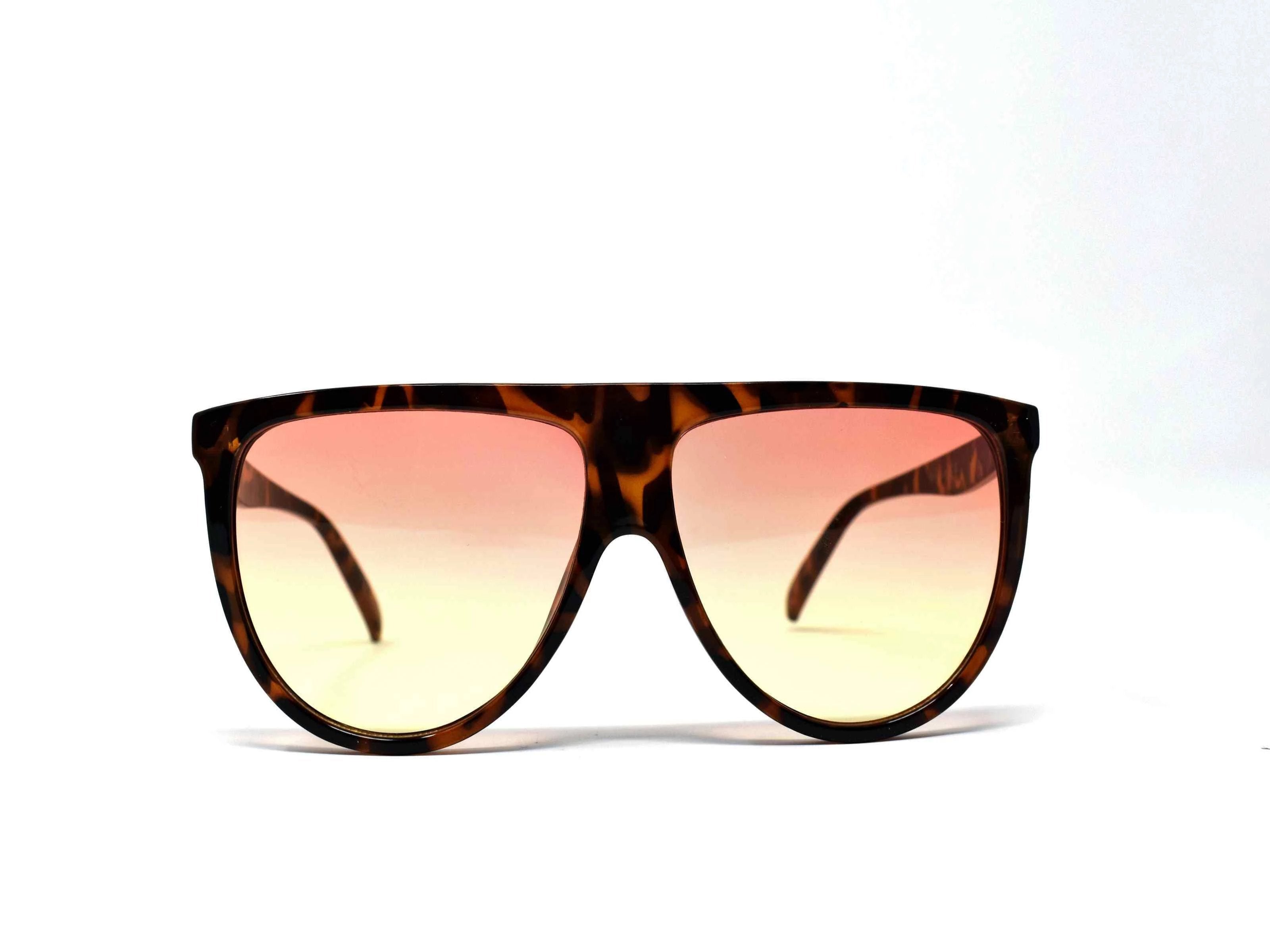 Include our sleek Begonia leopard wayfarer sunglasses with orange yellow ombre lens into your daily wardrobe.