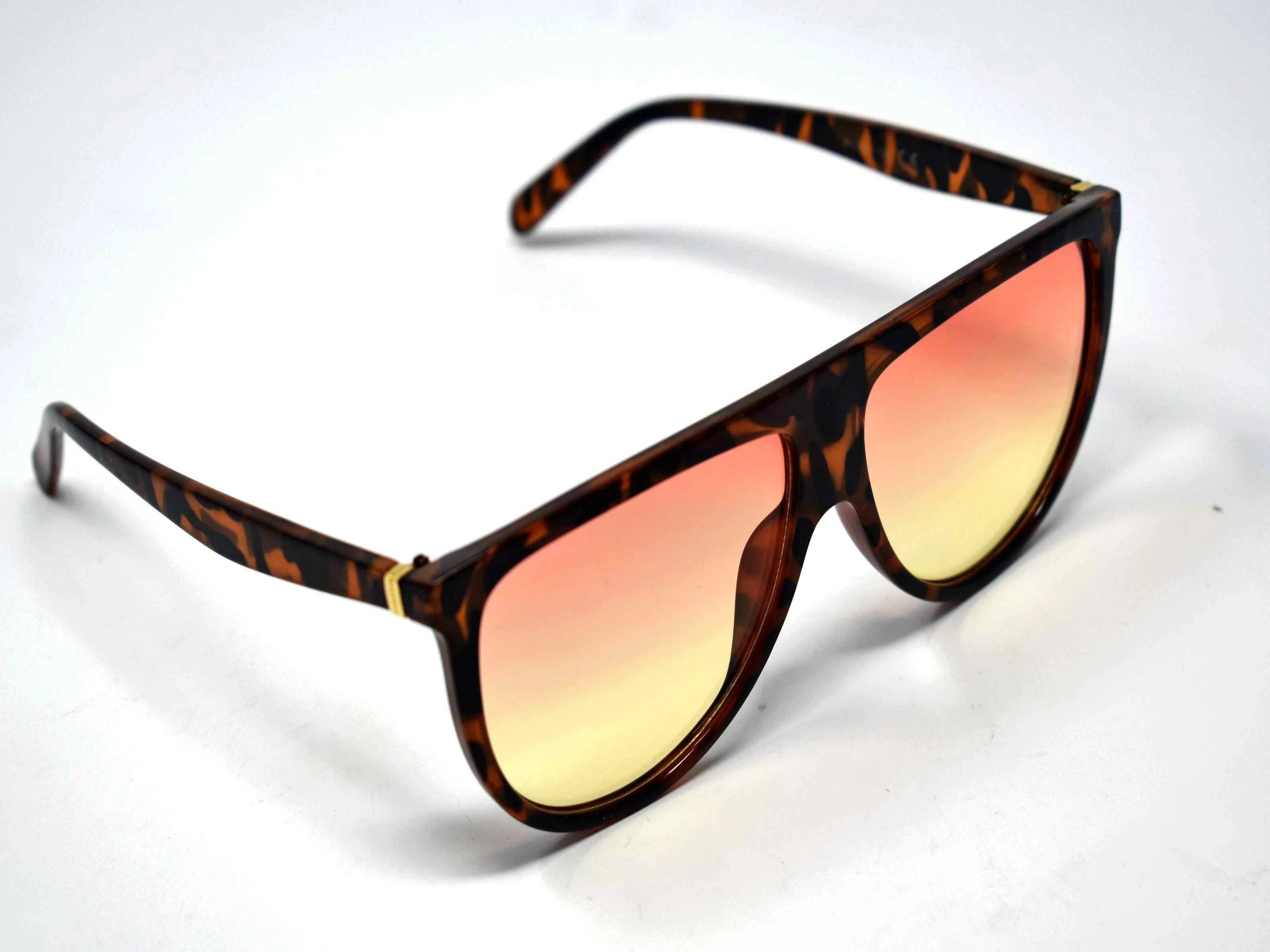 Include our sleek Begonia leopard wayfarer sunglasses with orange yellow ombre lens into your daily wardrobe.
