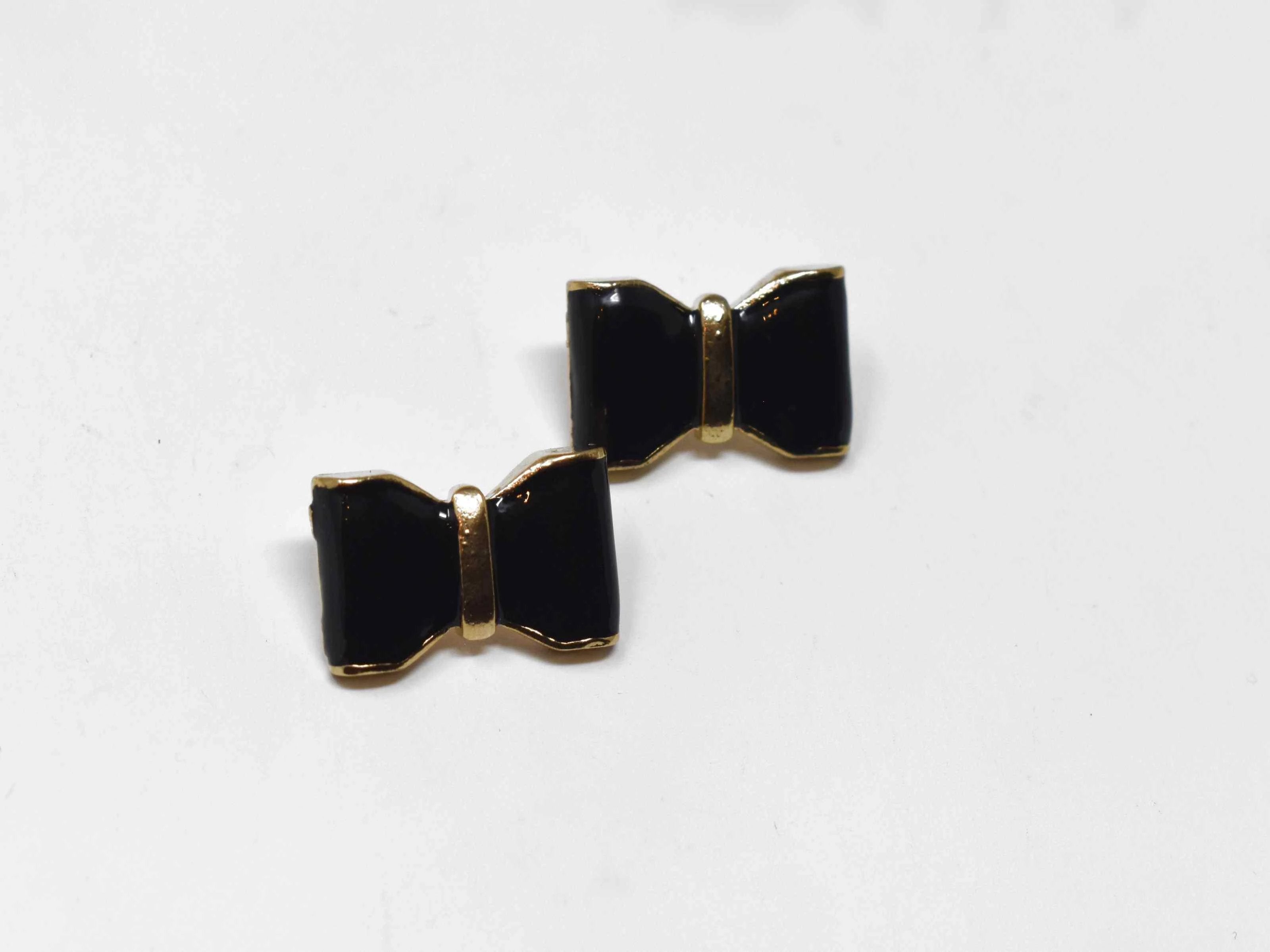 Plan to make our Calla white bow earrings an everyday staple in your wardrobe.  This knob style earring comes with a push back clasp.