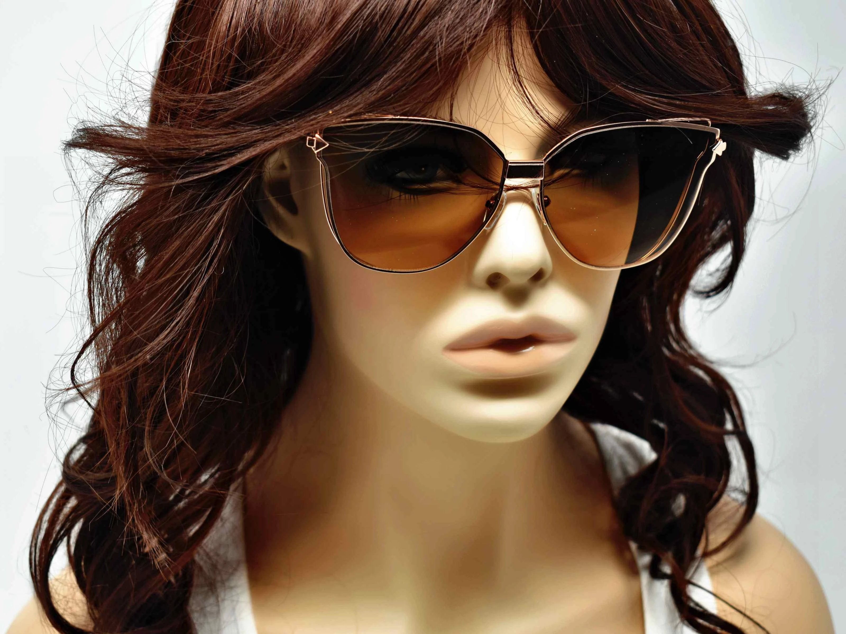A certified stunner is what they will call you in our Camellia gold butterfly framed glasses with brown ombre lens.
