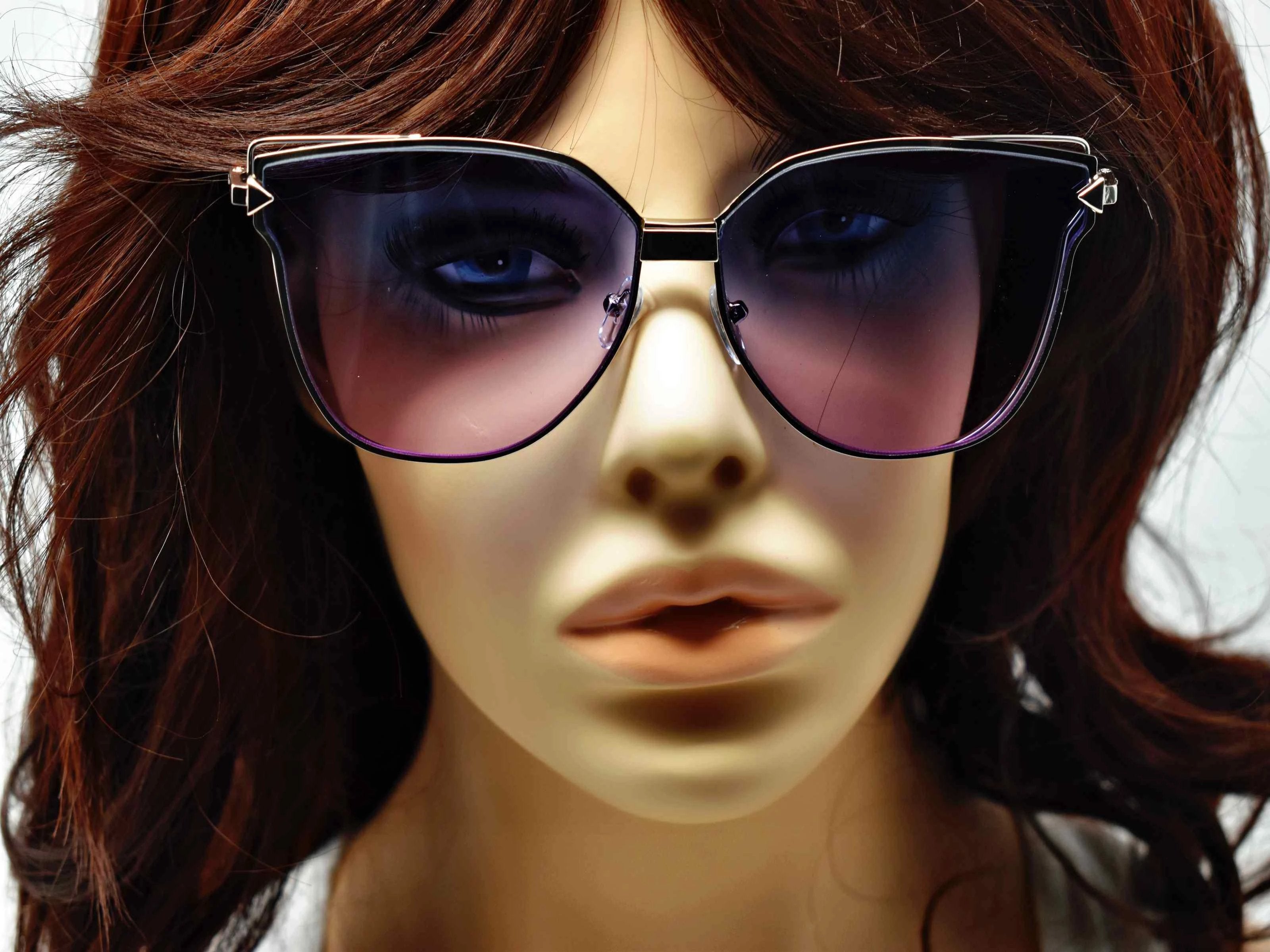 A certified stunner is what they will call you in our Camellia silver butterfly framed glasses with brown ombre lens.