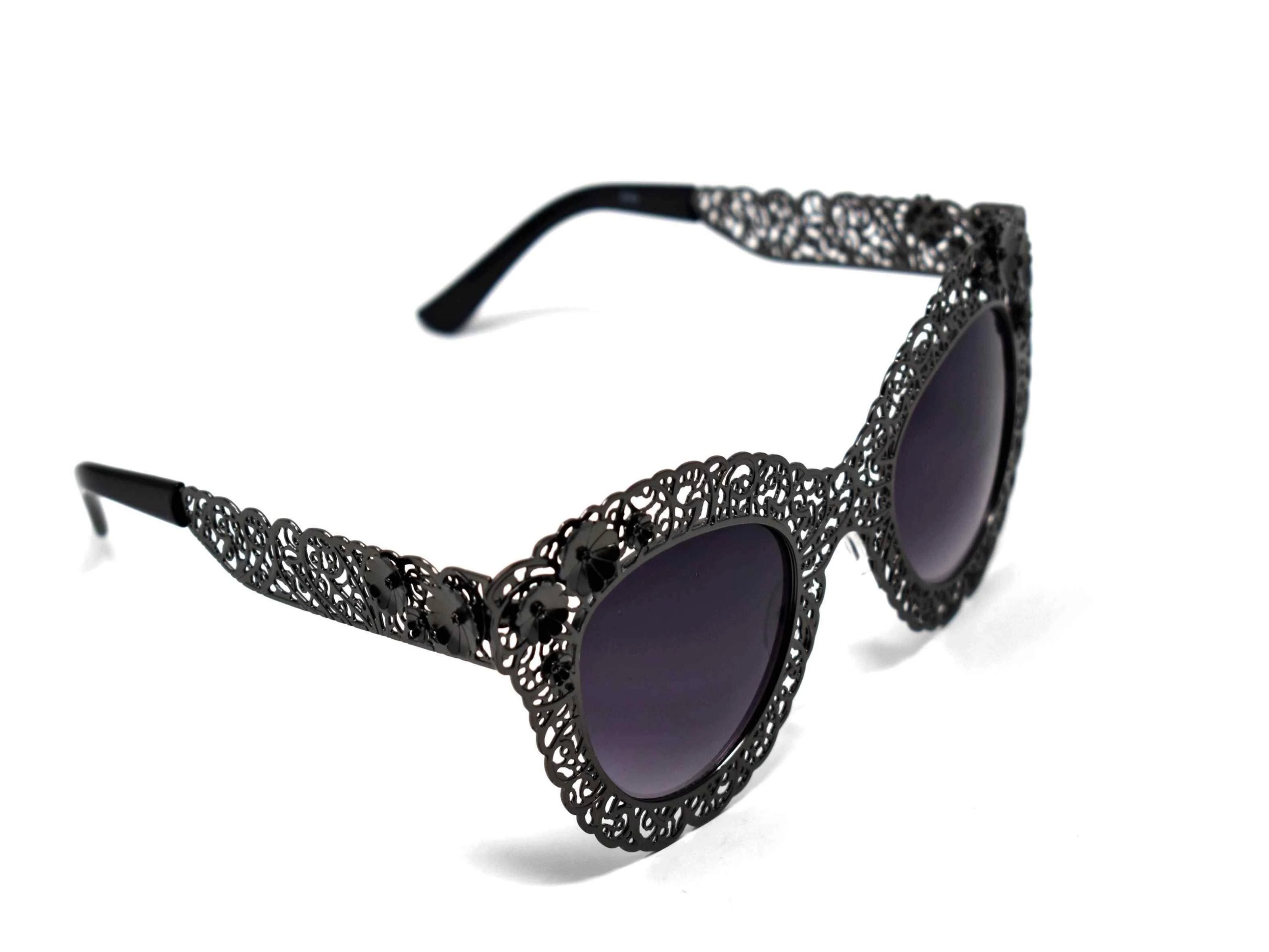 Both dainty and daring be bold in our Cardinal rose dark silver metal frame sunglasses with black lens. 