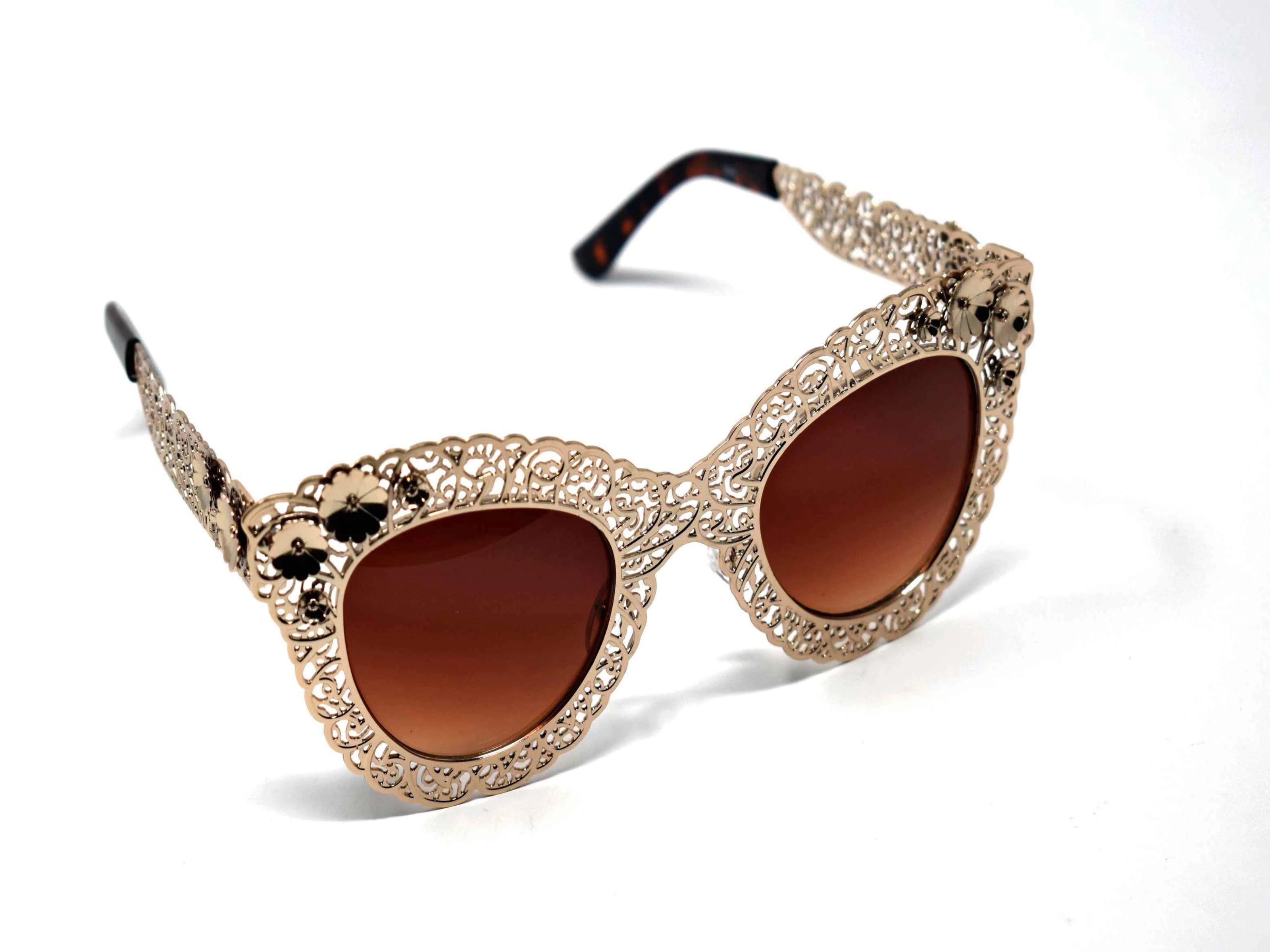 Both dainty and daring be bold in our Cardinal rose gold metal frame sunglasses with brown lens.