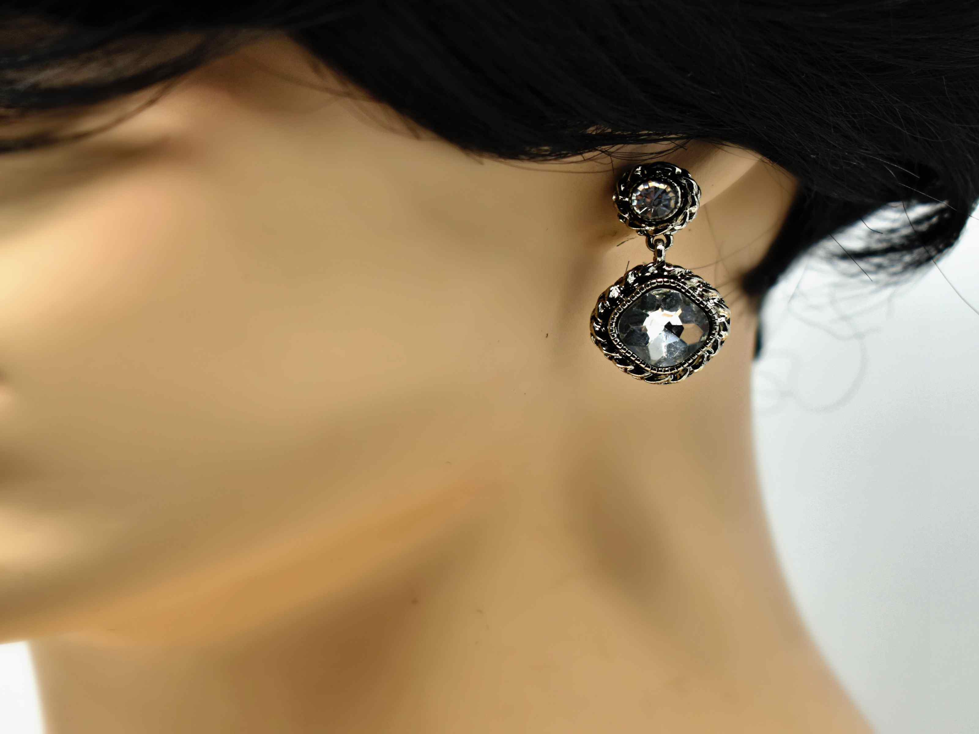 Our chic flax earrings are a sweet statement piece. These earrings are a silver chandelier knob earring with a  centered stone. They are 1 inch in length with a push back clasp.