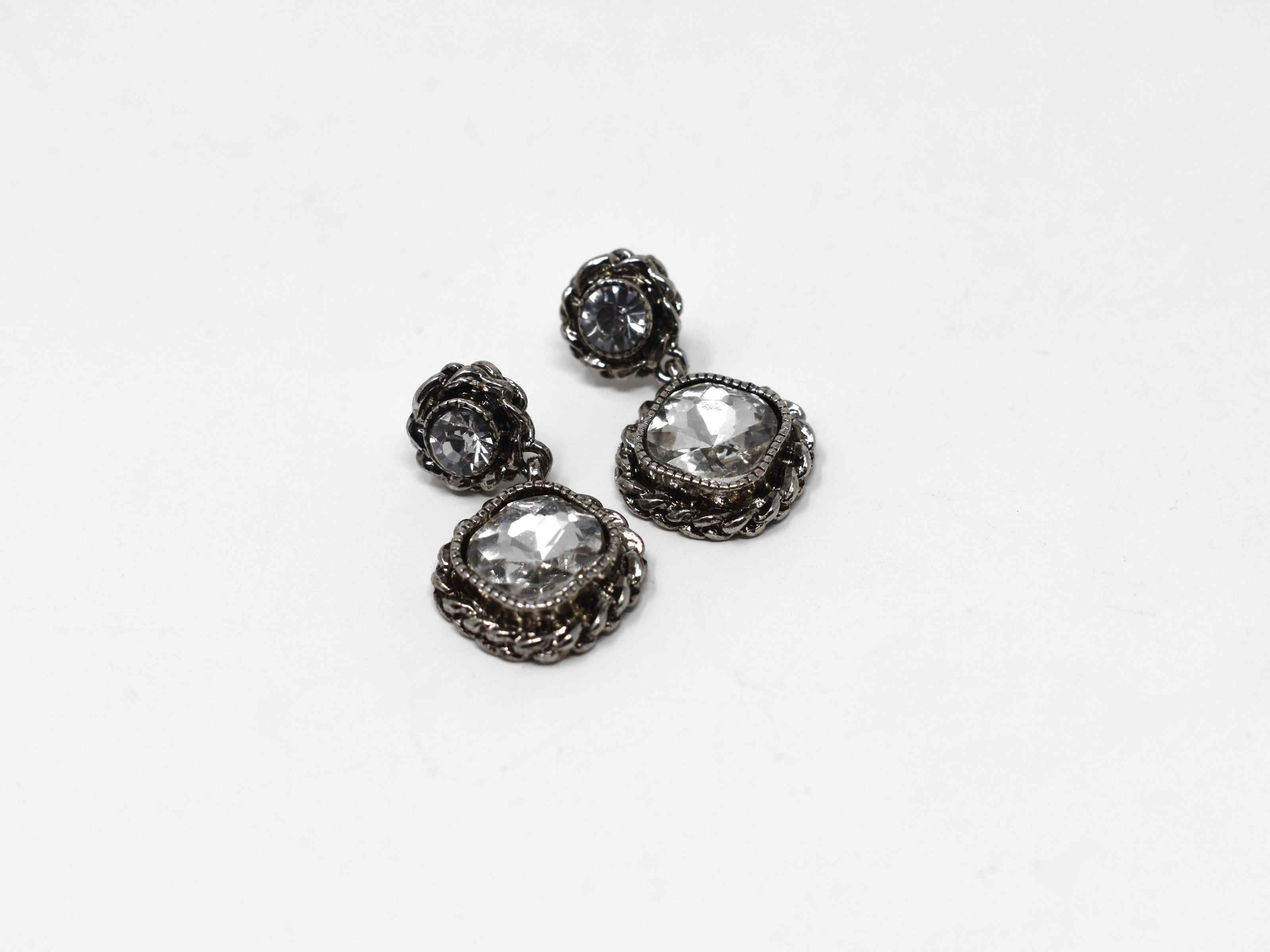 Our chic flax earrings are a sweet statement piece. These earrings are a silver chandelier knob earring with a  centered stone. They are 1 inch in length with a push back clasp.