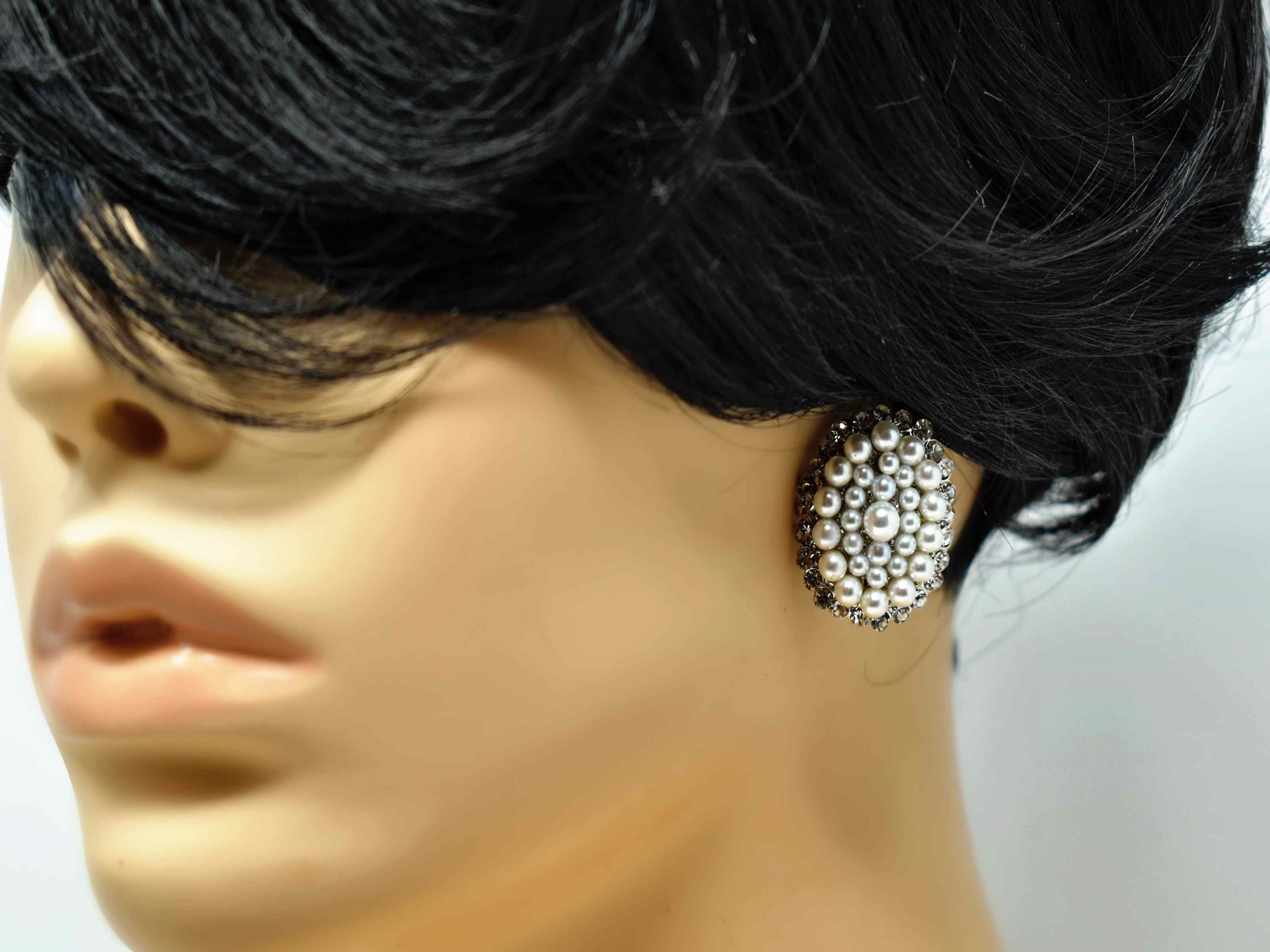Our adorable Hosta knob earrings is the perfect addition to your wardrobe. Its oval shape is covered in pearl clusters and and has a silver tone with a push back clasp.