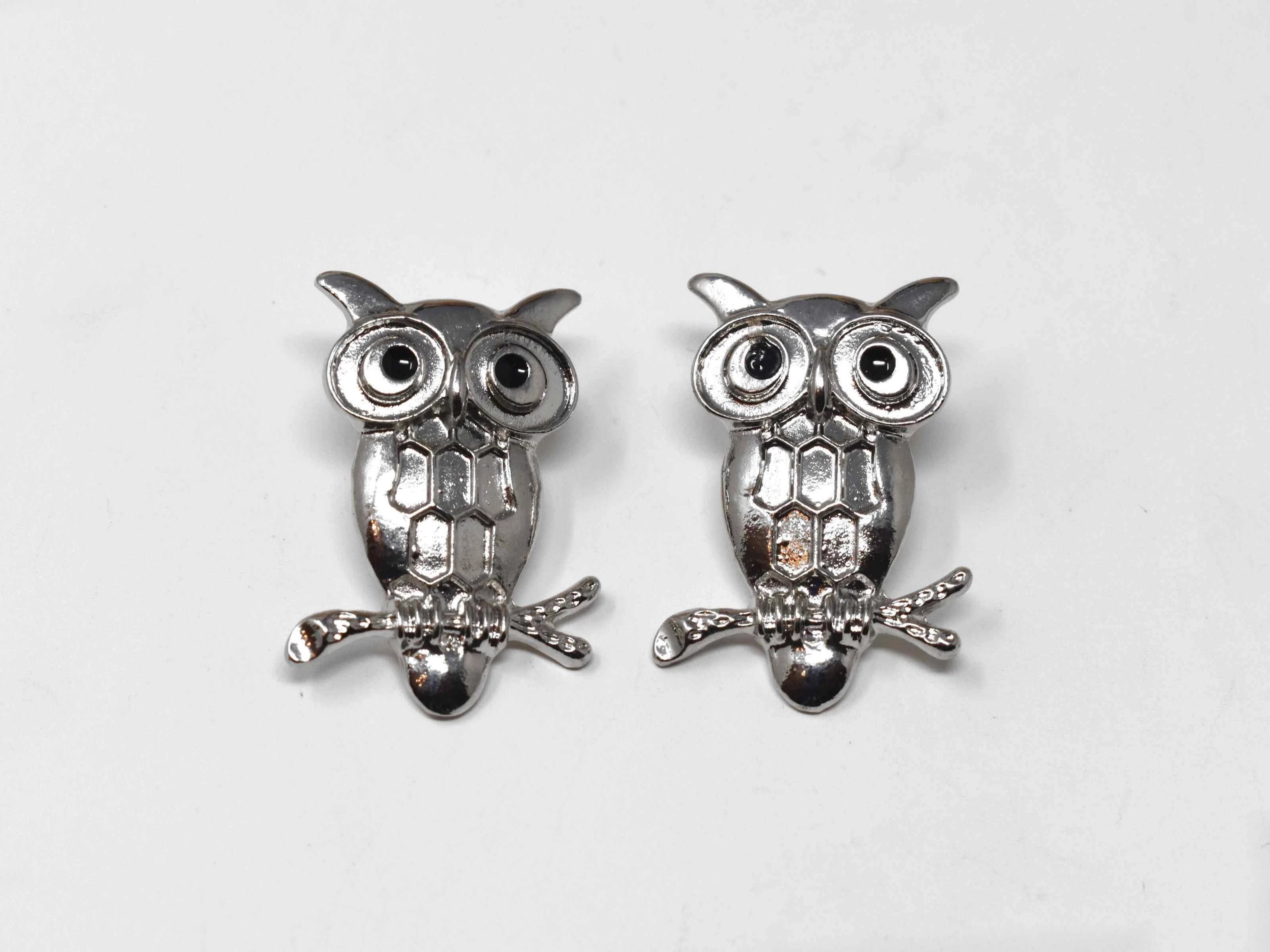 Jazzy's whimsical silver owl shaped earrings has a push back clasp and measures 1 1/2" in length.  Silver Tone 1 1/2 in length
