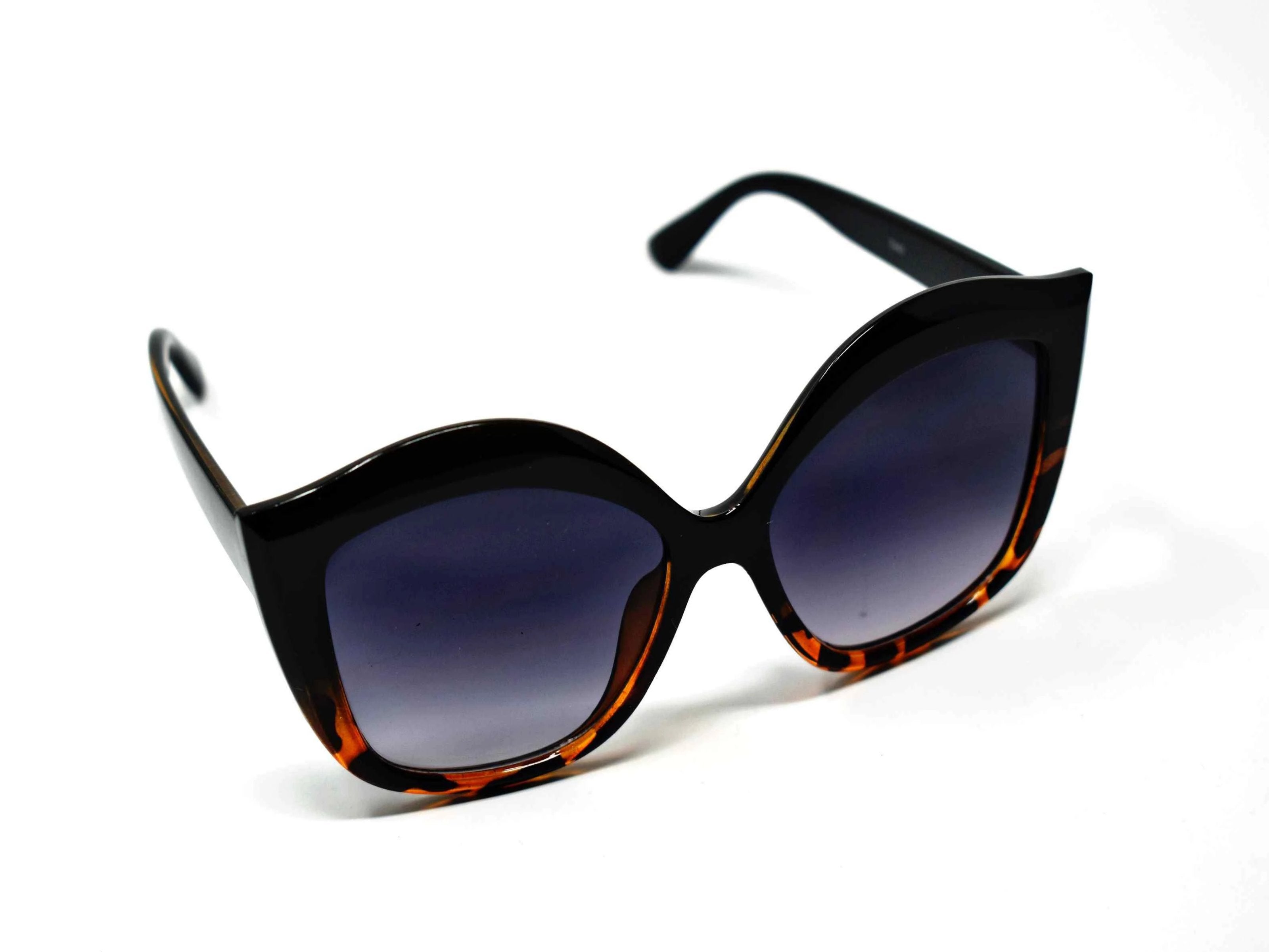 Retro glam has come again with our Petal black and leopard cat eye frame sunglasses with a black lens.