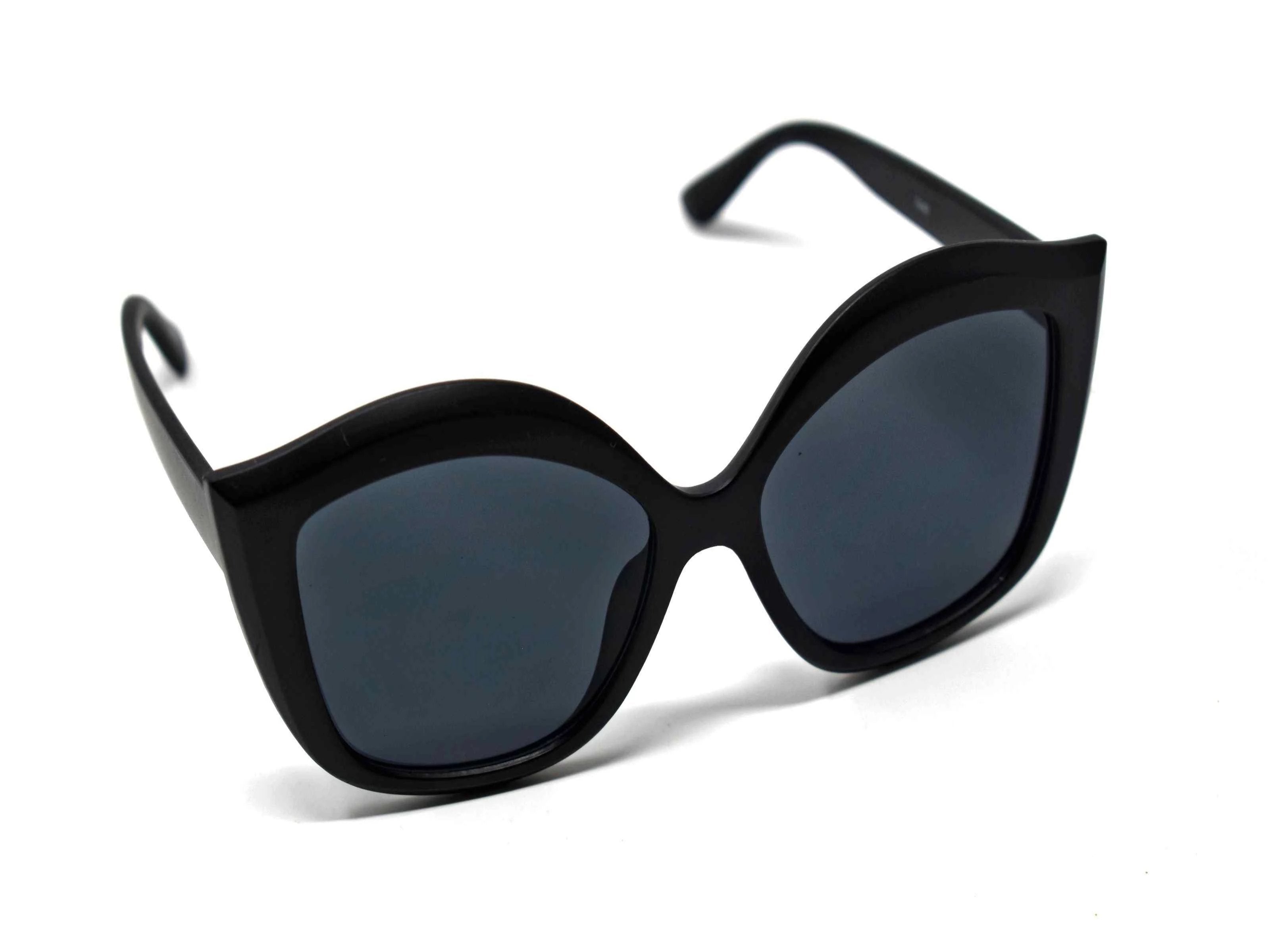 Retro glam has come again with our Petal matte black cat eye frame sunglasses with a black lens.