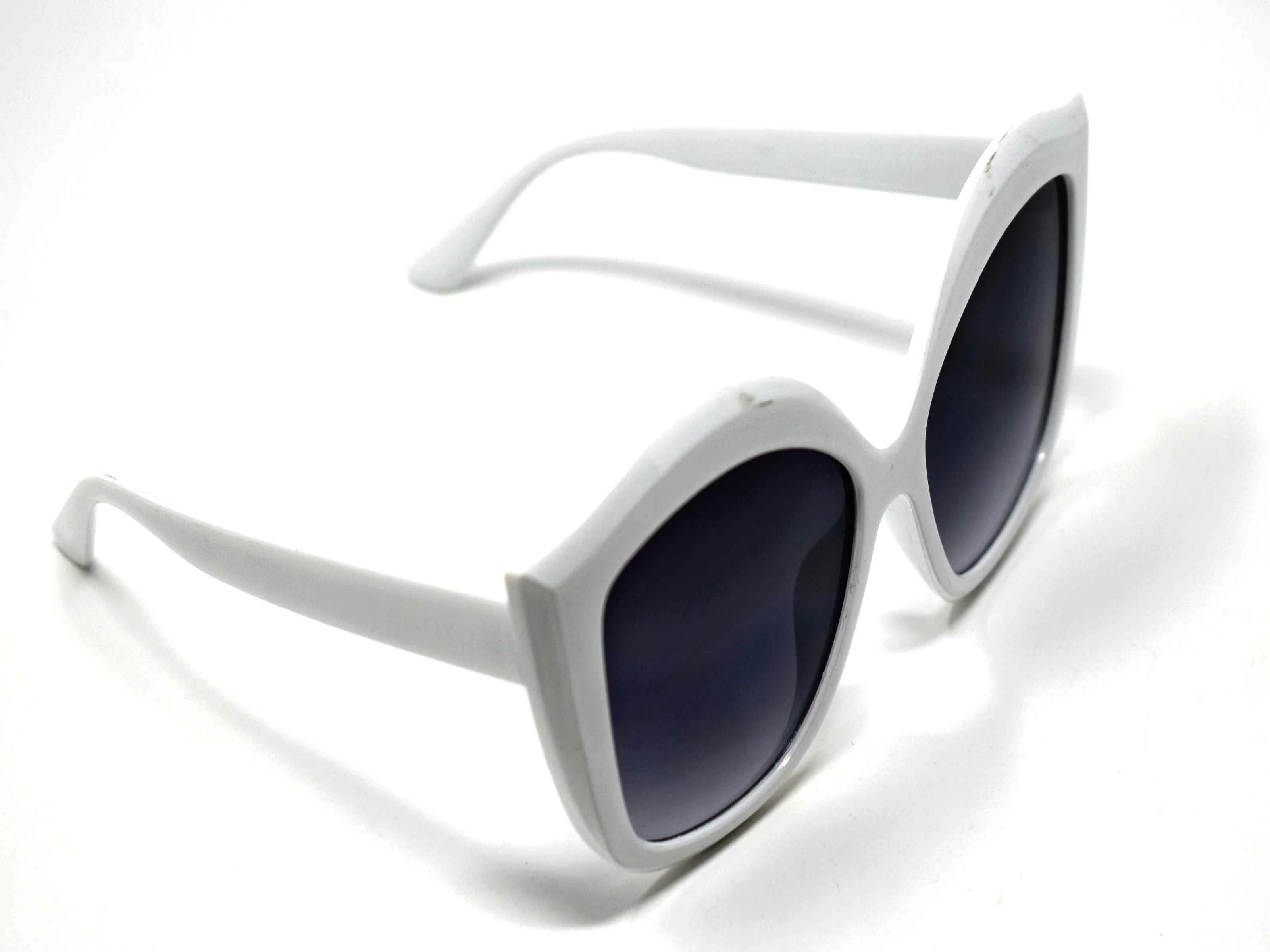 Retro glam has come again with our Petal white cat eye frame sunglasses with a black lens.