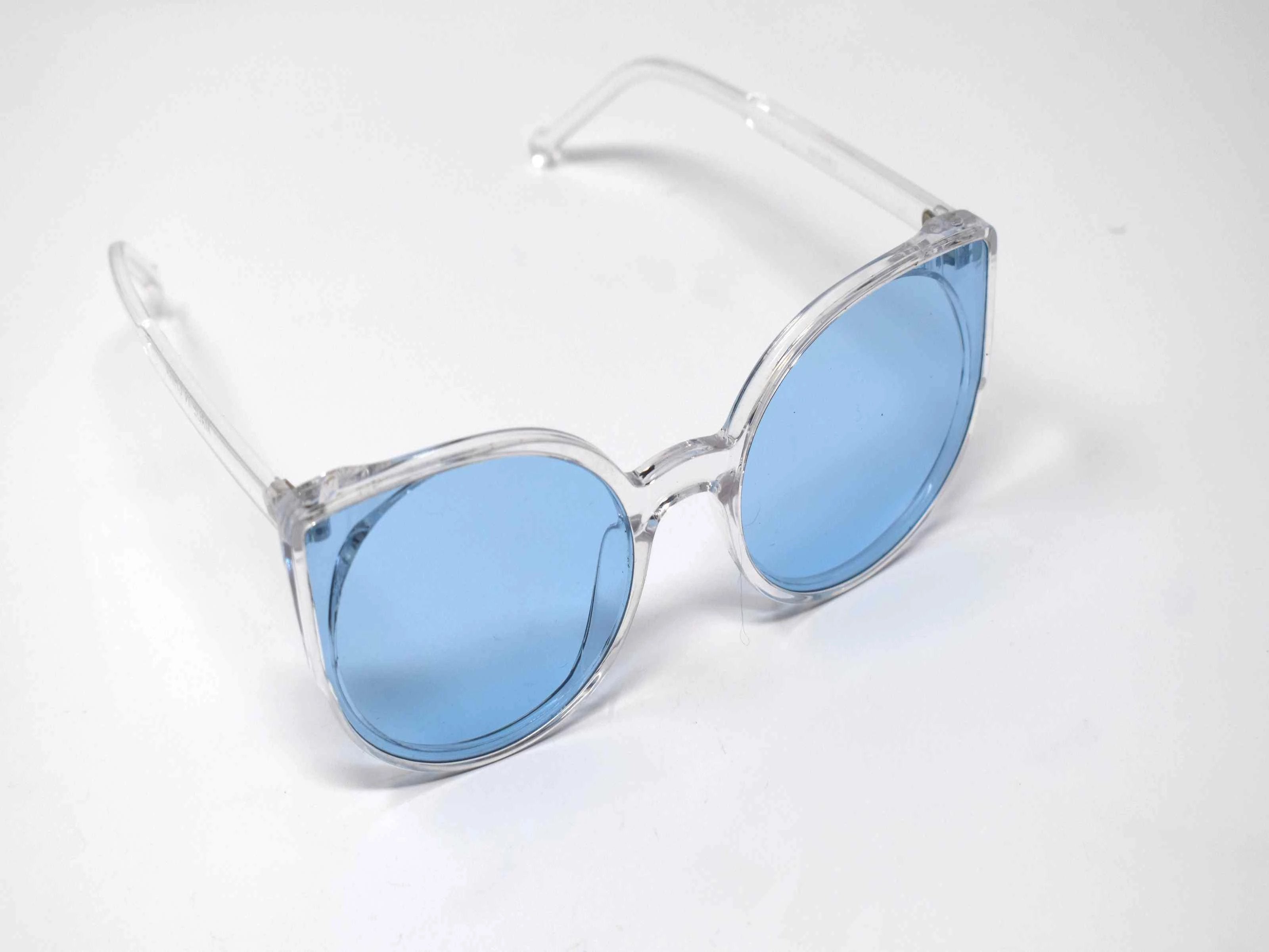 Say hello to our stylish Tansy clear framed sunglasses with blue lens and a cat eye shape.