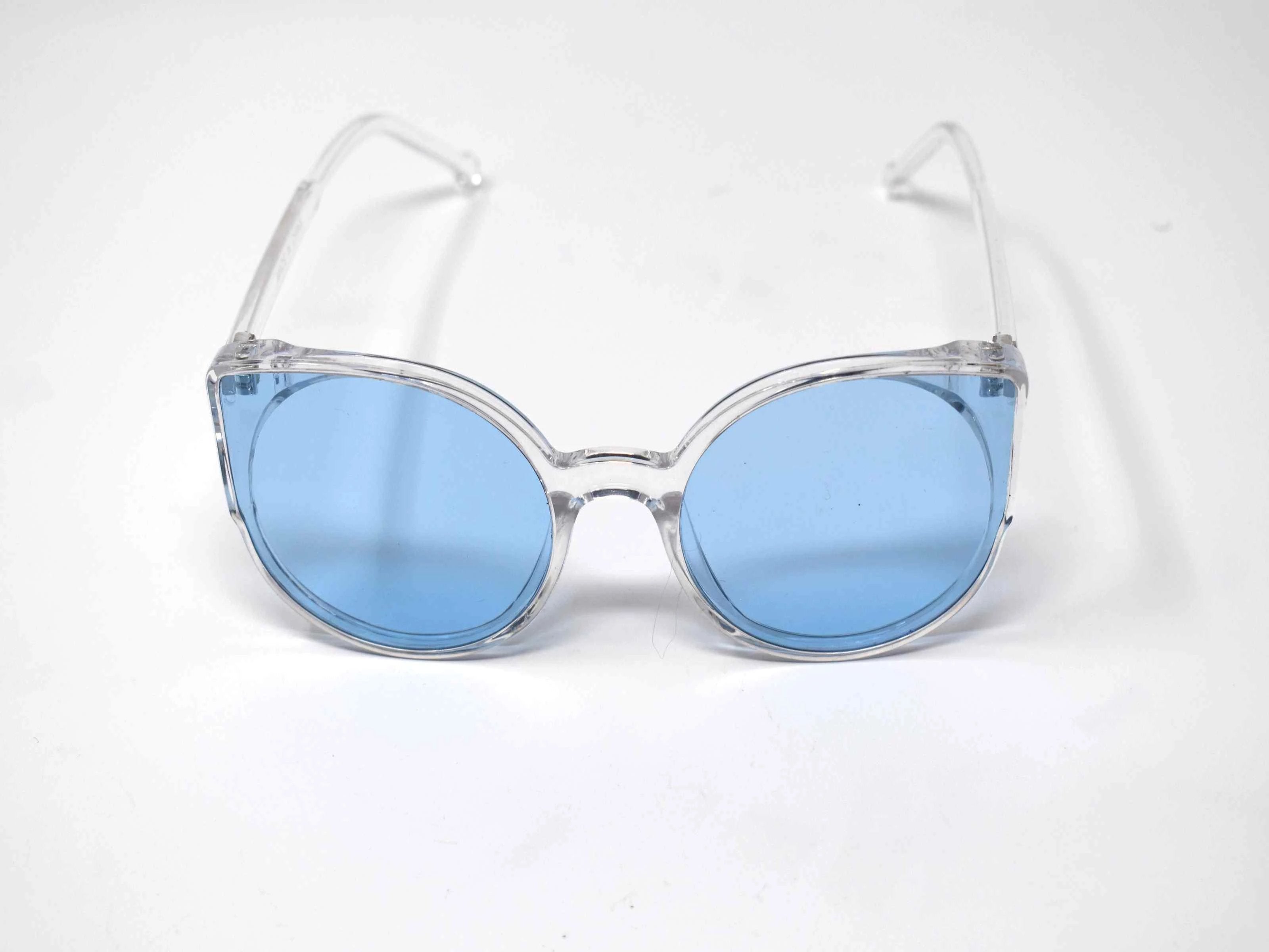 Say hello to our stylish Tansy clear framed sunglasses with blue lens and a cat eye shape.