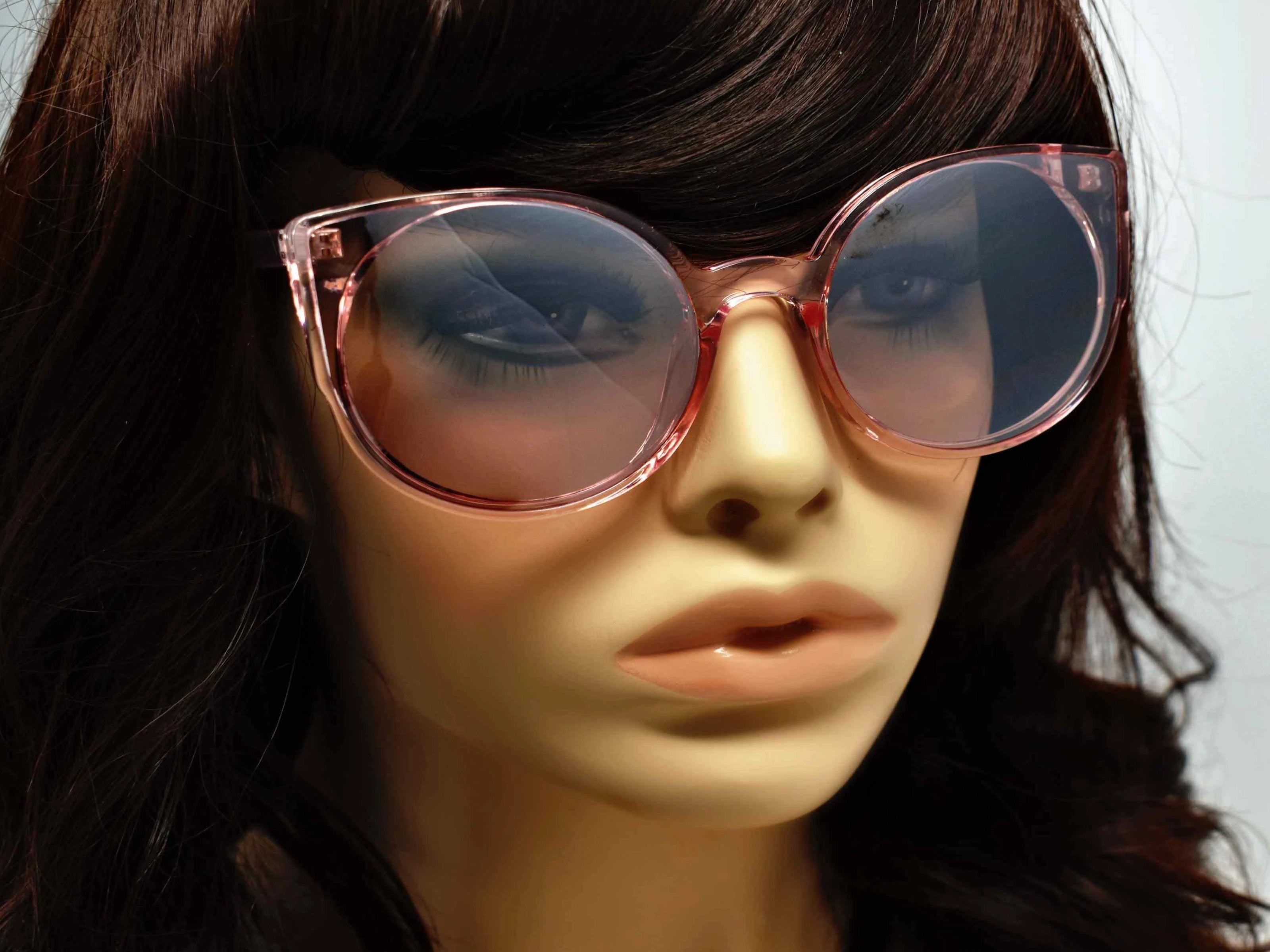 Say hello to our stylish Tansy pink framed sunglasses with pink lens and a cat eye shape.