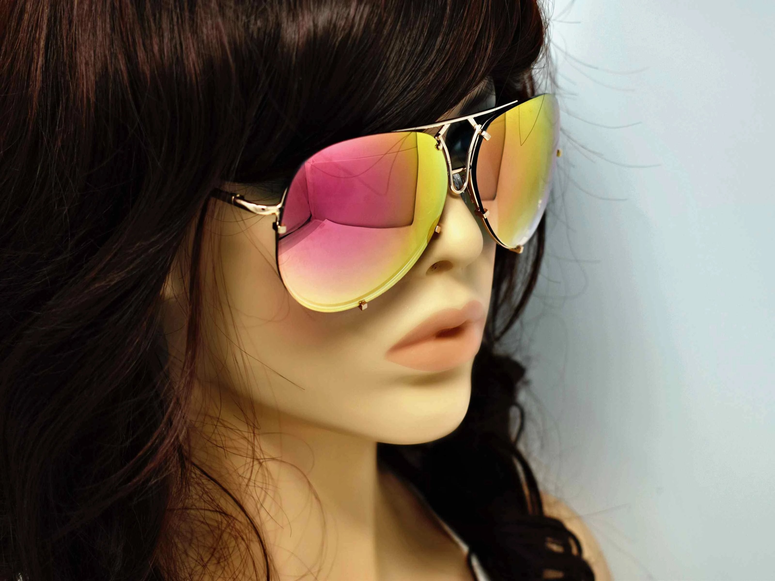 Don't get caught without these yarrow gold frame pink mirrored lens aviator sunglasses.