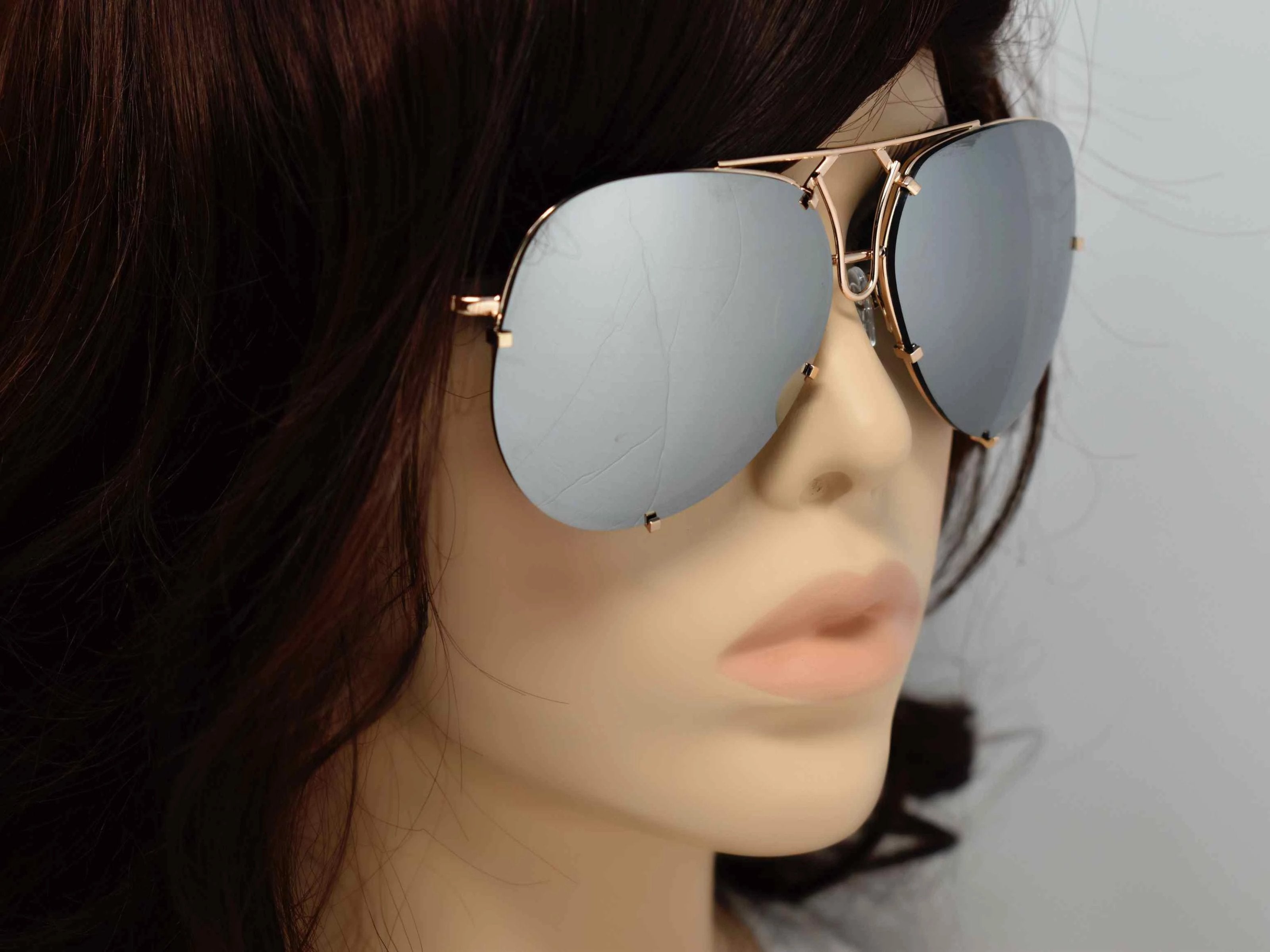 Don't get caught without these yarrow gold frame silver mirrored lens aviator sunglasses.